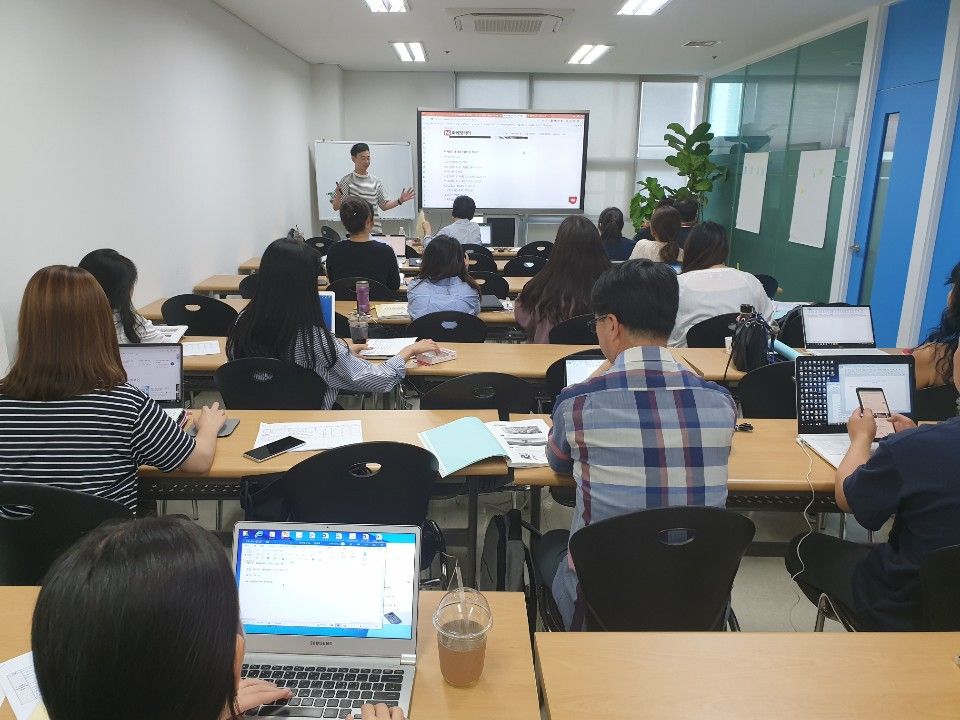 정의장 대표 강의 모습 — 코스인 SNS 디지털마케팅 강의